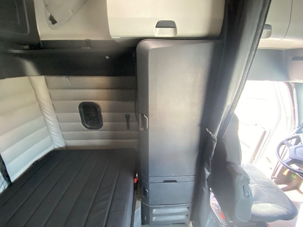 Sleeper Tractor-Heavy Duty Tractors-Freightliner-2021-T12664ST-Salem-VA-626,509\n\t\tmiles-$ 50,750 - Image 18