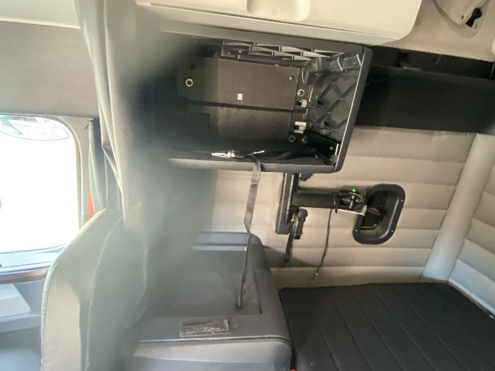 Sleeper Tractor-Heavy Duty Tractors-Freightliner-2021-T12664ST-Salem-VA-626,509\n\t\tmiles-$ 50,750 - Image 19