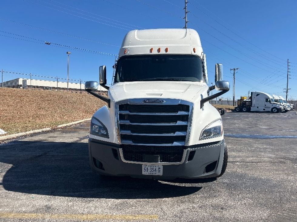 Sleeper Tractor-Heavy Duty Tractors-Freightliner-2021-T12664ST-Salem-VA-626,509\n\t\tmiles-$ 50,750 - Image 2