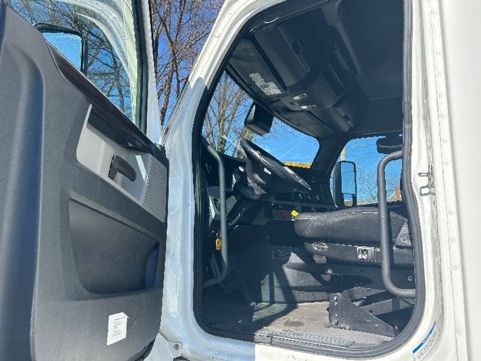 Sleeper Tractor-Heavy Duty Tractors-Freightliner-2021-T12664ST-Salem-VA-626,509\n\t\tmiles-$ 50,750 - Image 9