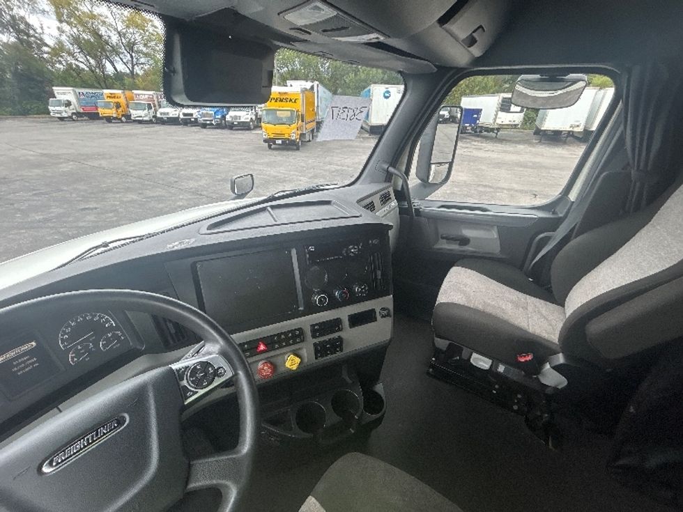 Sleeper Tractor-Heavy Duty Tractors-Freightliner-2021-T12664ST-Salem-VA-671,097\n\t\tmiles-$ 49,000 - Image 10