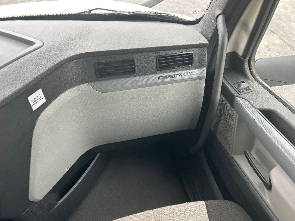 Sleeper Tractor-Heavy Duty Tractors-Freightliner-2021-T12664ST-Salem-VA-671,097\n\t\tmiles-$ 49,000 - Image 14