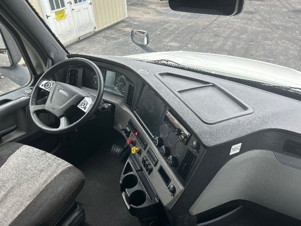 Sleeper Tractor-Heavy Duty Tractors-Freightliner-2021-T12664ST-Salem-VA-671,097\n\t\tmiles-$ 49,000 - Image 15