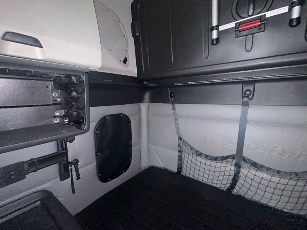 Sleeper Tractor-Heavy Duty Tractors-Freightliner-2021-T12664ST-Salem-VA-671,097\n\t\tmiles-$ 49,000 - Image 19