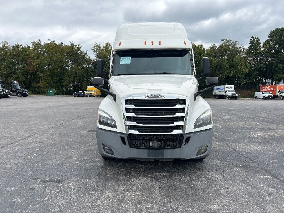 Sleeper Tractor-Heavy Duty Tractors-Freightliner-2021-T12664ST-Salem-VA-671,097\n\t\tmiles-$ 49,000 - Image 2