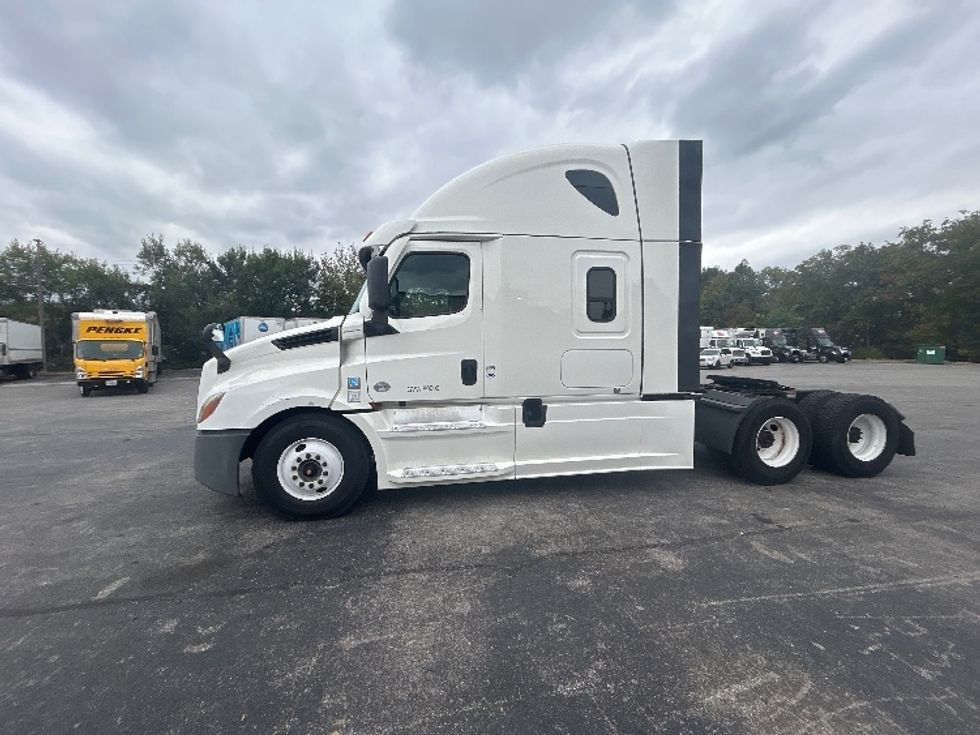Sleeper Tractor-Heavy Duty Tractors-Freightliner-2021-T12664ST-Salem-VA-671,097\n\t\tmiles-$ 49,000 - Image 4