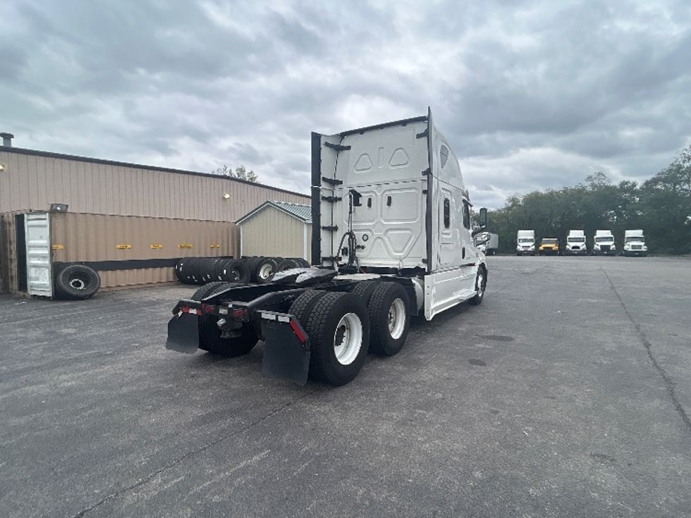 Sleeper Tractor-Heavy Duty Tractors-Freightliner-2021-T12664ST-Salem-VA-671,097\n\t\tmiles-$ 49,000 - Image 7