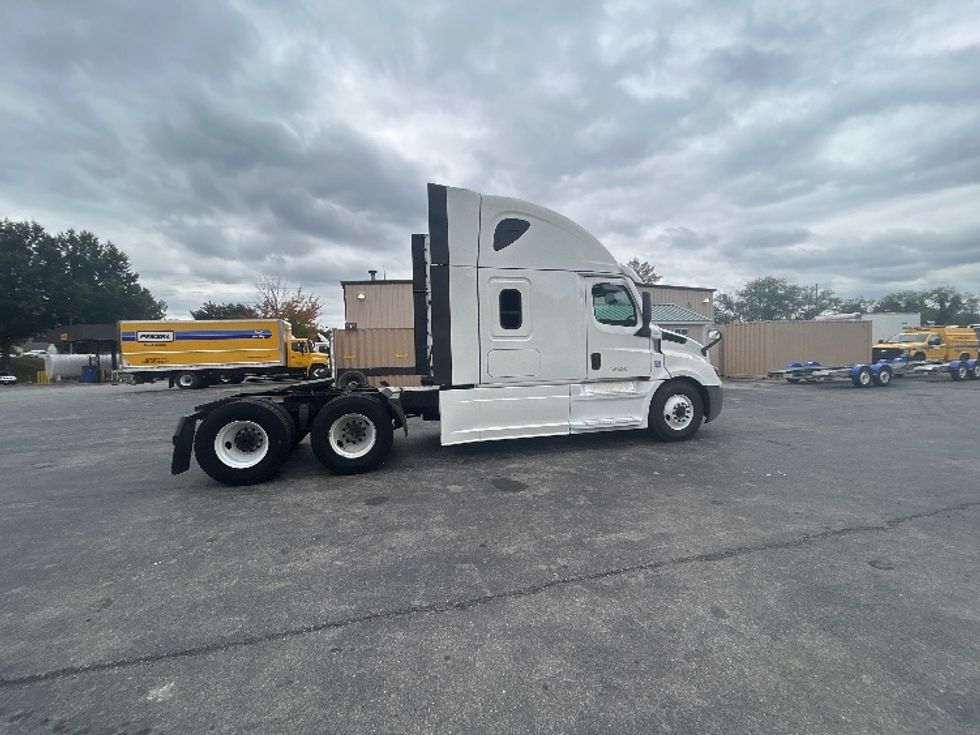 Sleeper Tractor-Heavy Duty Tractors-Freightliner-2021-T12664ST-Salem-VA-671,097\n\t\tmiles-$ 49,000 - Image 8