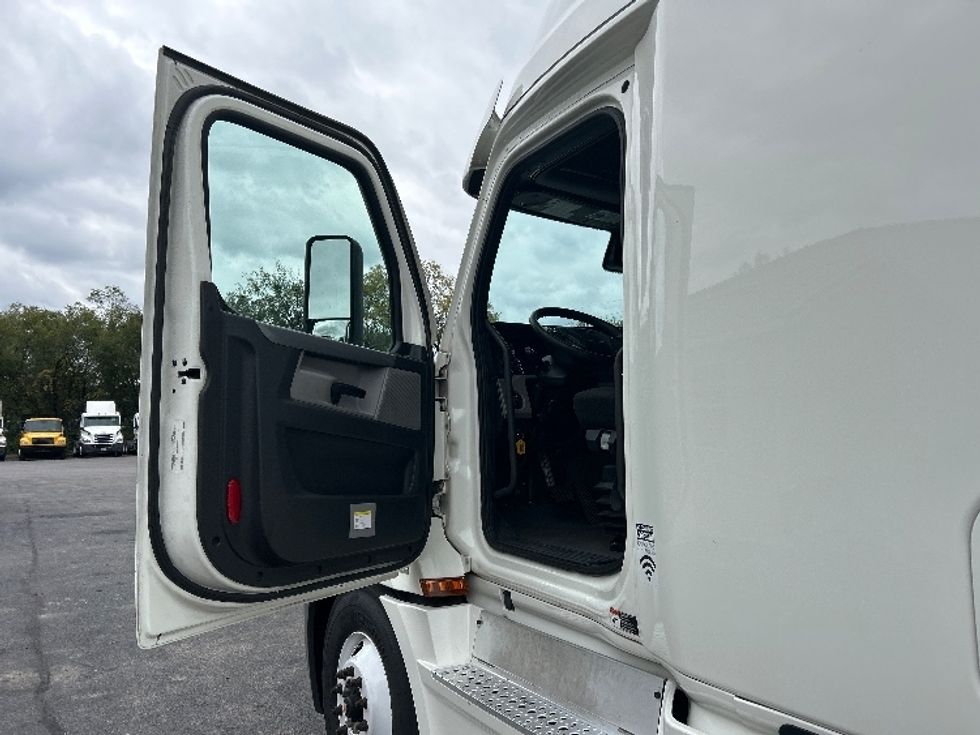 Sleeper Tractor-Heavy Duty Tractors-Freightliner-2021-T12664ST-Salem-VA-671,097\n\t\tmiles-$ 49,000 - Image 9