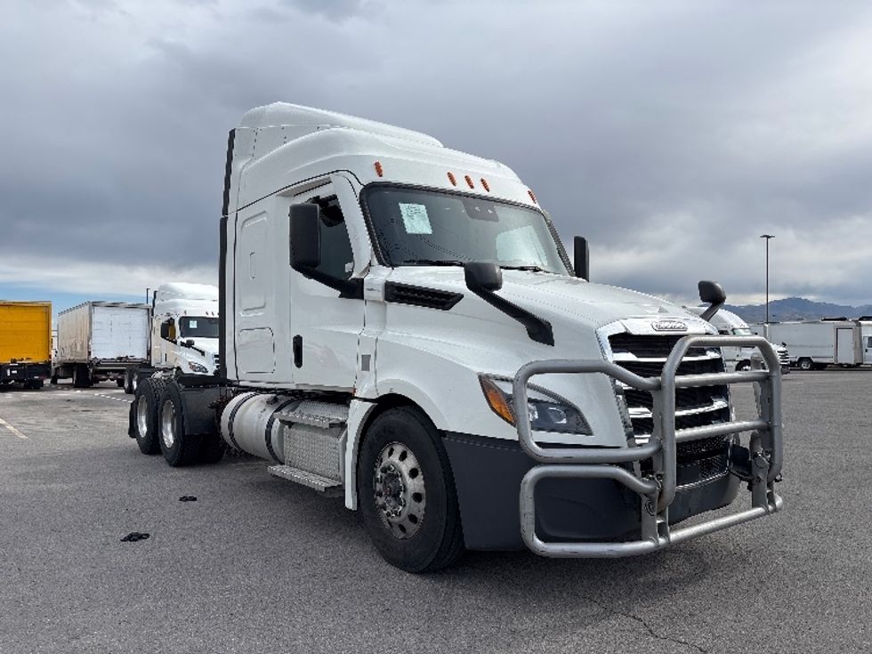Sleeper Tractor-Heavy Duty Tractors-Freightliner-2021-T12664ST-Salt Lake City-UT-449,041\n\t\tmiles-$ 70,250 - Image 1
