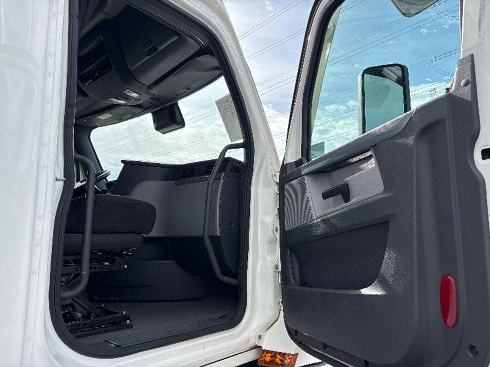 Sleeper Tractor-Heavy Duty Tractors-Freightliner-2021-T12664ST-Salt Lake City-UT-449,041\n\t\tmiles-$ 70,250 - Image 13