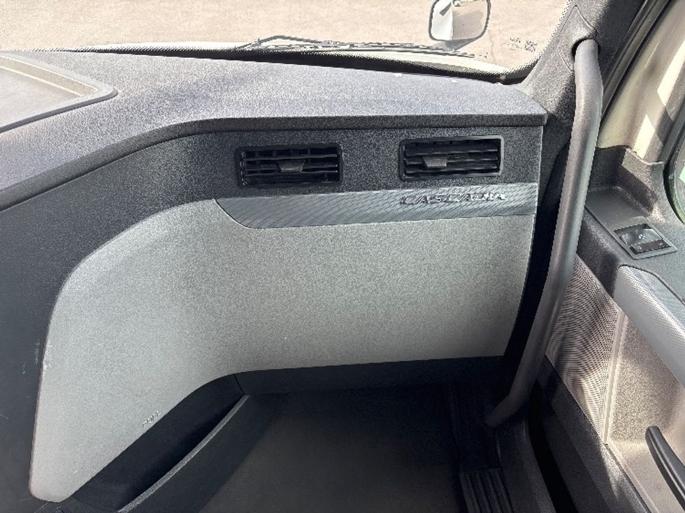 Sleeper Tractor-Heavy Duty Tractors-Freightliner-2021-T12664ST-Salt Lake City-UT-449,041\n\t\tmiles-$ 70,250 - Image 14