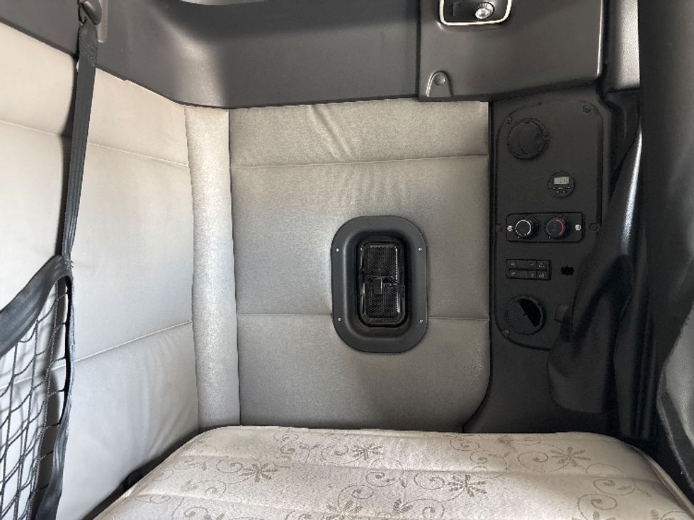 Sleeper Tractor-Heavy Duty Tractors-Freightliner-2021-T12664ST-Salt Lake City-UT-449,041\n\t\tmiles-$ 70,250 - Image 18