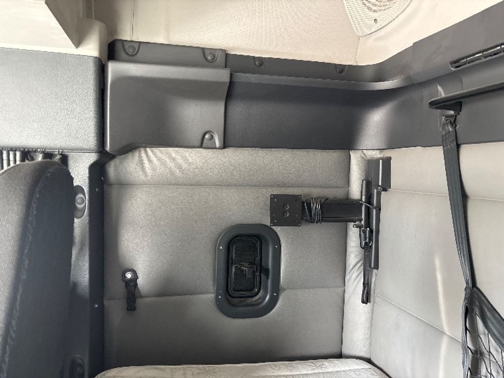 Sleeper Tractor-Heavy Duty Tractors-Freightliner-2021-T12664ST-Salt Lake City-UT-449,041\n\t\tmiles-$ 70,250 - Image 19