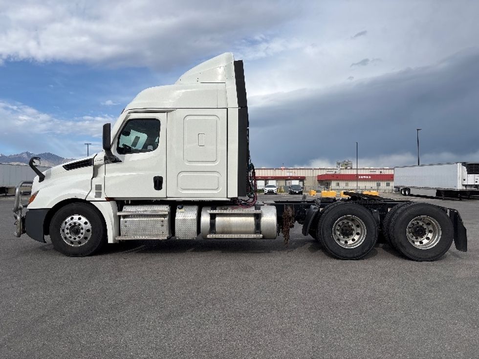 Sleeper Tractor-Heavy Duty Tractors-Freightliner-2021-T12664ST-Salt Lake City-UT-449,041\n\t\tmiles-$ 70,250 - Image 4