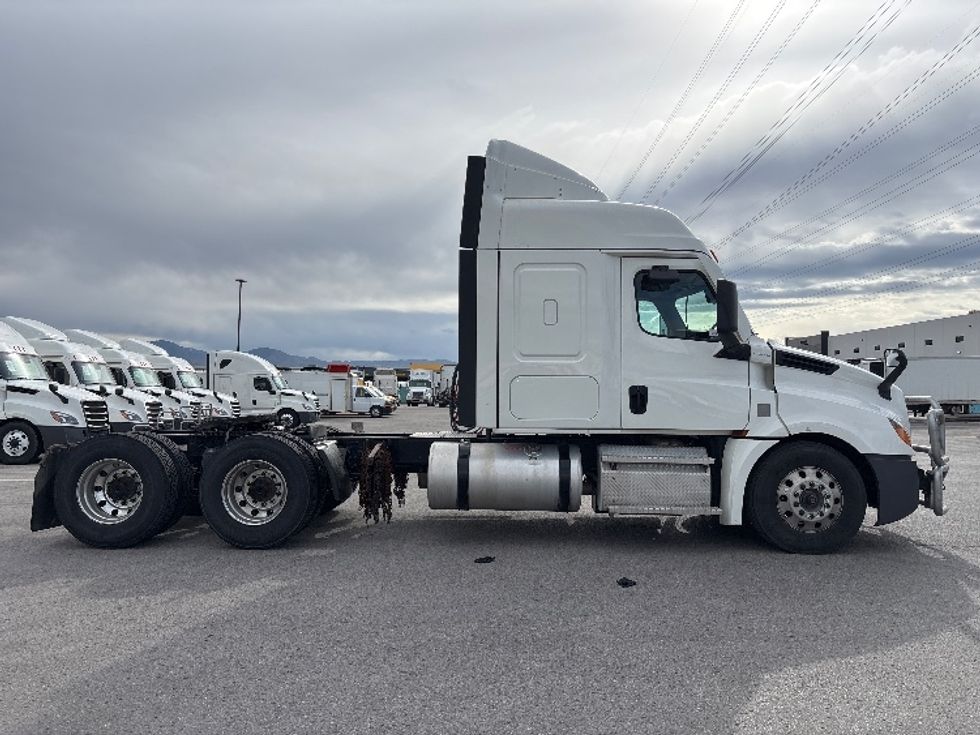 Sleeper Tractor-Heavy Duty Tractors-Freightliner-2021-T12664ST-Salt Lake City-UT-449,041\n\t\tmiles-$ 70,250 - Image 8