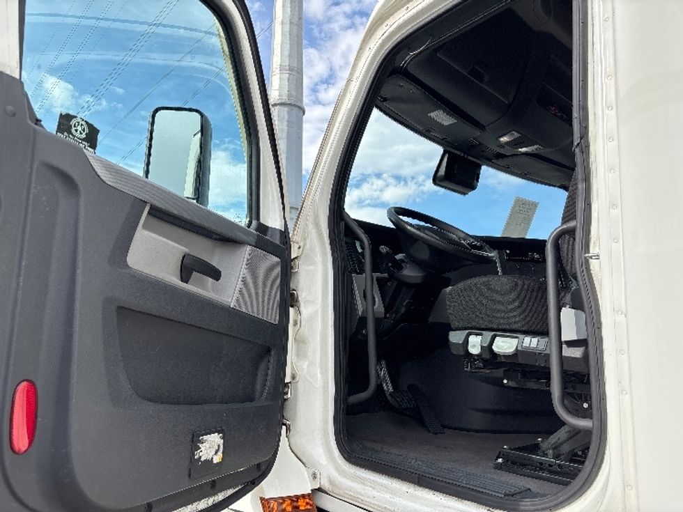Sleeper Tractor-Heavy Duty Tractors-Freightliner-2021-T12664ST-Salt Lake City-UT-449,041\n\t\tmiles-$ 70,250 - Image 9