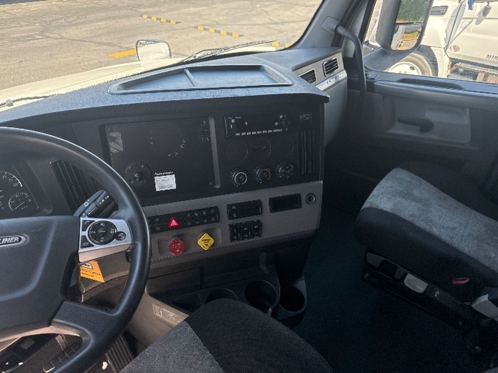 Sleeper Tractor-Heavy Duty Tractors-Freightliner-2021-T12664ST-Salt Lake City-UT-521,793\n\t\tmiles-$ 69,750 - Image 10