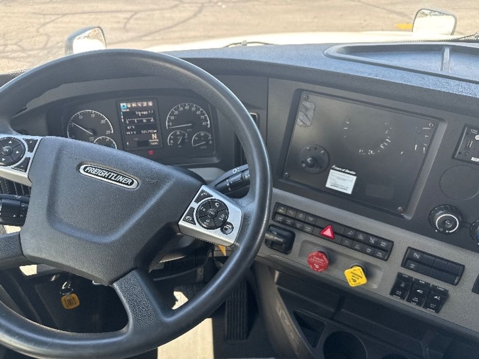 Sleeper Tractor-Heavy Duty Tractors-Freightliner-2021-T12664ST-Salt Lake City-UT-521,793\n\t\tmiles-$ 69,750 - Image 11