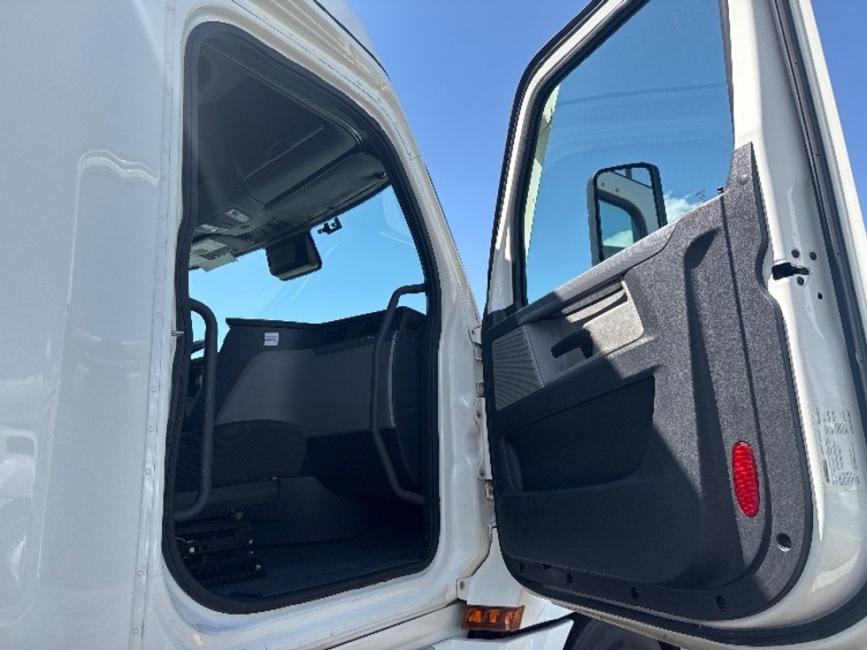 Sleeper Tractor-Heavy Duty Tractors-Freightliner-2021-T12664ST-Salt Lake City-UT-521,793\n\t\tmiles-$ 69,750 - Image 13