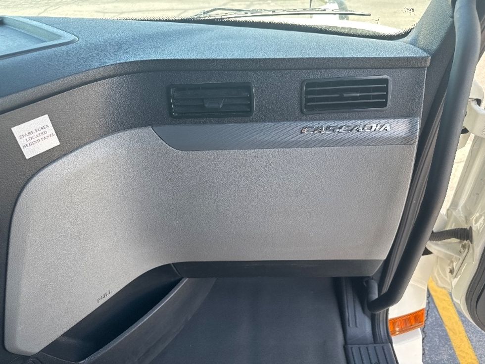 Sleeper Tractor-Heavy Duty Tractors-Freightliner-2021-T12664ST-Salt Lake City-UT-521,793\n\t\tmiles-$ 69,750 - Image 14