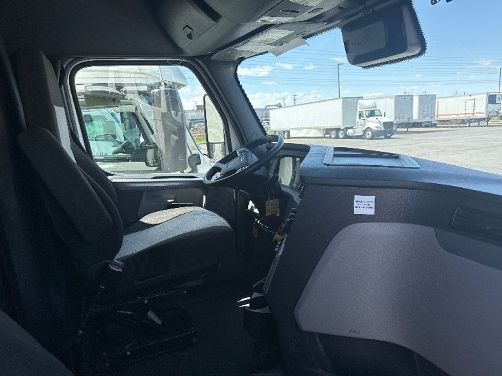 Sleeper Tractor-Heavy Duty Tractors-Freightliner-2021-T12664ST-Salt Lake City-UT-521,793\n\t\tmiles-$ 69,750 - Image 15