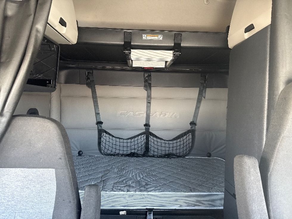 Sleeper Tractor-Heavy Duty Tractors-Freightliner-2021-T12664ST-Salt Lake City-UT-521,793\n\t\tmiles-$ 69,750 - Image 16