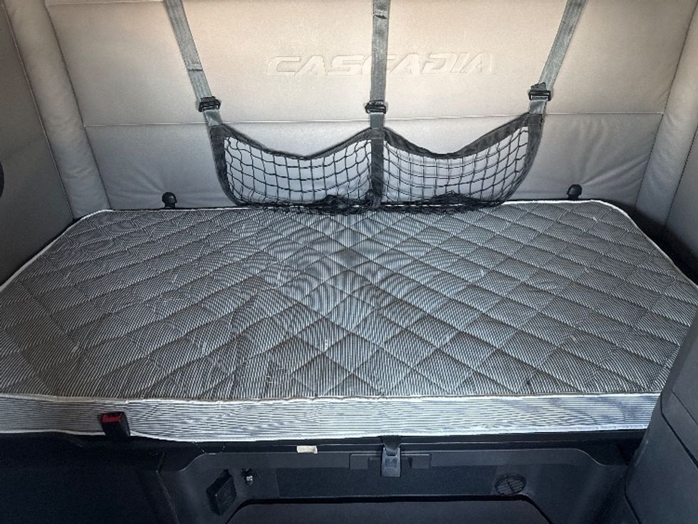 Sleeper Tractor-Heavy Duty Tractors-Freightliner-2021-T12664ST-Salt Lake City-UT-521,793\n\t\tmiles-$ 69,750 - Image 17