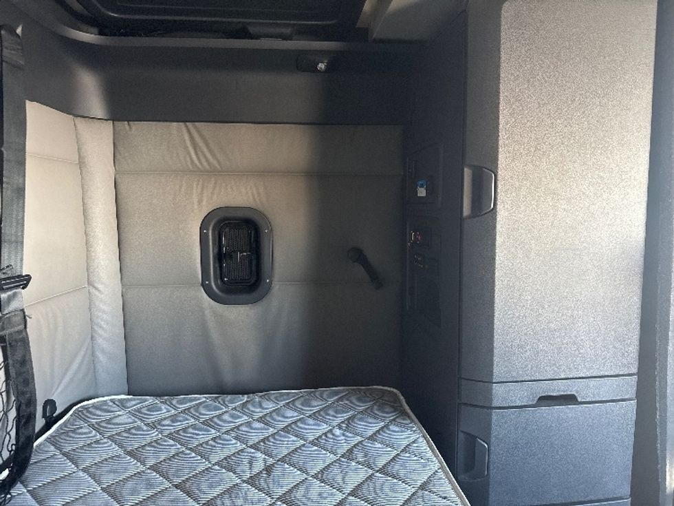 Sleeper Tractor-Heavy Duty Tractors-Freightliner-2021-T12664ST-Salt Lake City-UT-521,793\n\t\tmiles-$ 69,750 - Image 18