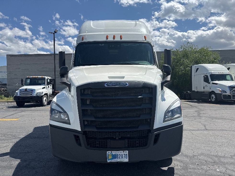 Sleeper Tractor-Heavy Duty Tractors-Freightliner-2021-T12664ST-Salt Lake City-UT-521,793\n\t\tmiles-$ 69,750 - Image 2