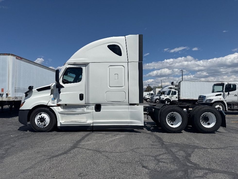 Sleeper Tractor-Heavy Duty Tractors-Freightliner-2021-T12664ST-Salt Lake City-UT-521,793\n\t\tmiles-$ 69,750 - Image 4