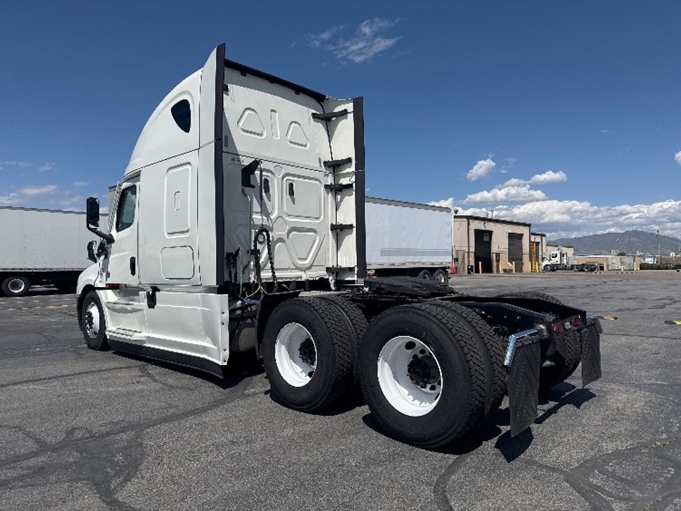 Sleeper Tractor-Heavy Duty Tractors-Freightliner-2021-T12664ST-Salt Lake City-UT-521,793\n\t\tmiles-$ 69,750 - Image 5