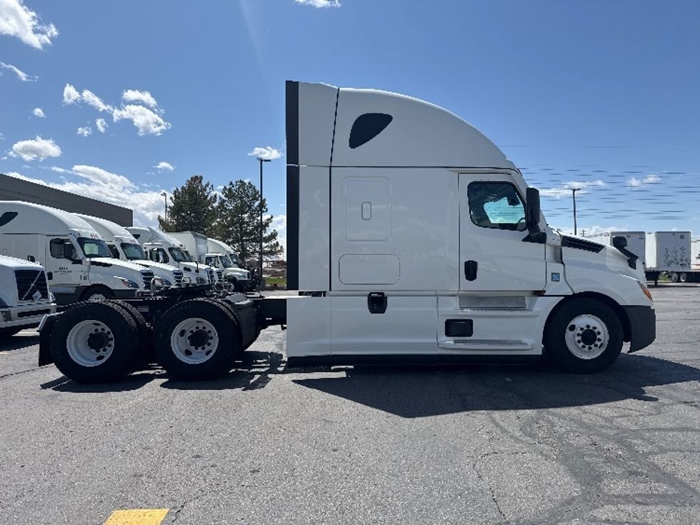 Sleeper Tractor-Heavy Duty Tractors-Freightliner-2021-T12664ST-Salt Lake City-UT-521,793\n\t\tmiles-$ 69,750 - Image 8