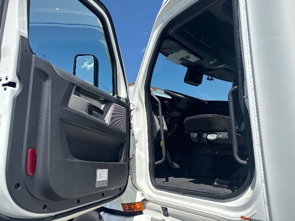 Sleeper Tractor-Heavy Duty Tractors-Freightliner-2021-T12664ST-Salt Lake City-UT-521,793\n\t\tmiles-$ 69,750 - Image 9