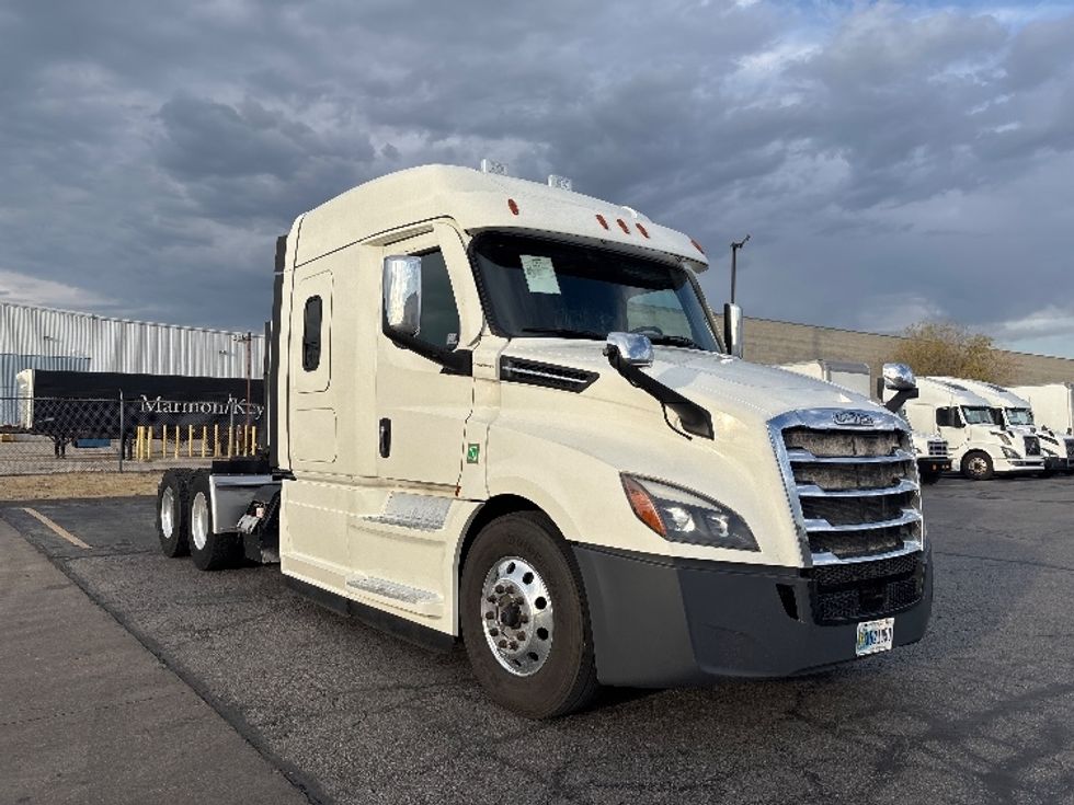 Sleeper Tractor-Heavy Duty Tractors-Freightliner-2021-T12664ST-Salt Lake City-UT-550,703\n\t\tmiles-$ 62,000 - Image 1