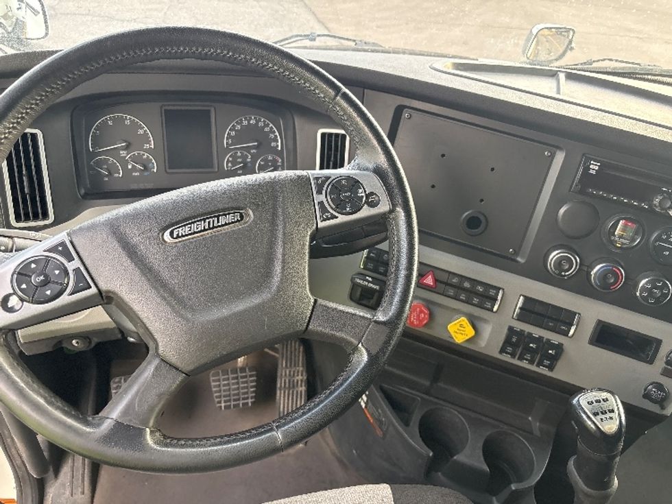 Sleeper Tractor-Heavy Duty Tractors-Freightliner-2021-T12664ST-Salt Lake City-UT-550,703\n\t\tmiles-$ 62,000 - Image 11