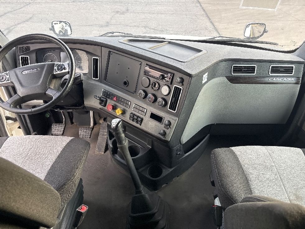 Sleeper Tractor-Heavy Duty Tractors-Freightliner-2021-T12664ST-Salt Lake City-UT-550,703\n\t\tmiles-$ 62,000 - Image 12