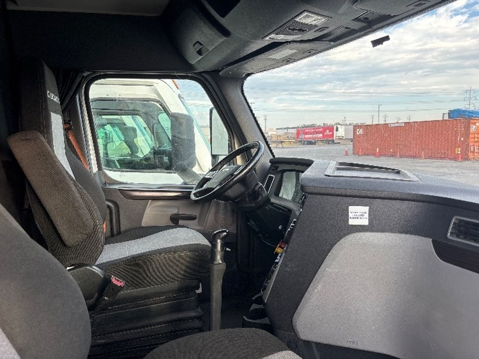 Sleeper Tractor-Heavy Duty Tractors-Freightliner-2021-T12664ST-Salt Lake City-UT-550,703\n\t\tmiles-$ 62,000 - Image 15