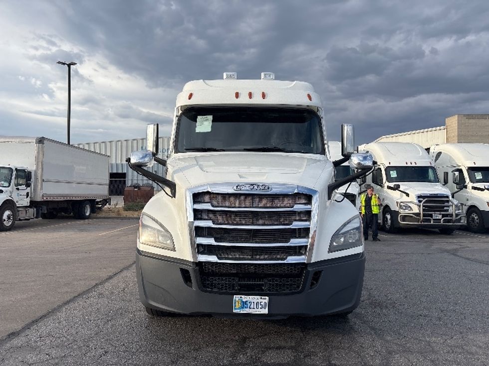 Sleeper Tractor-Heavy Duty Tractors-Freightliner-2021-T12664ST-Salt Lake City-UT-550,703\n\t\tmiles-$ 62,000 - Image 2