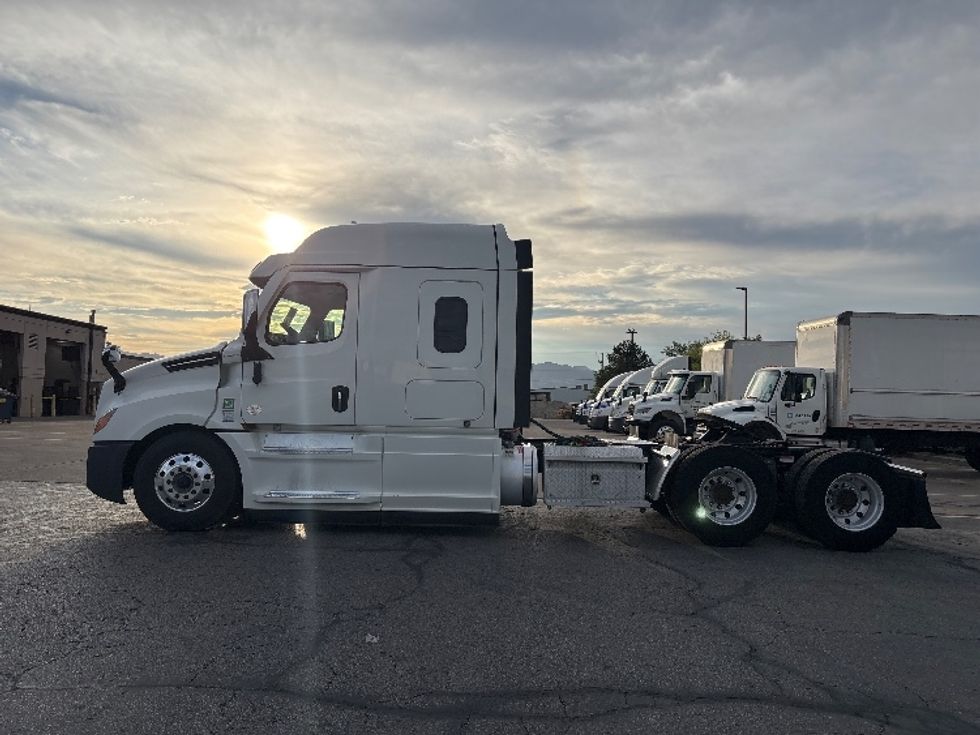 Sleeper Tractor-Heavy Duty Tractors-Freightliner-2021-T12664ST-Salt Lake City-UT-550,703\n\t\tmiles-$ 62,000 - Image 4