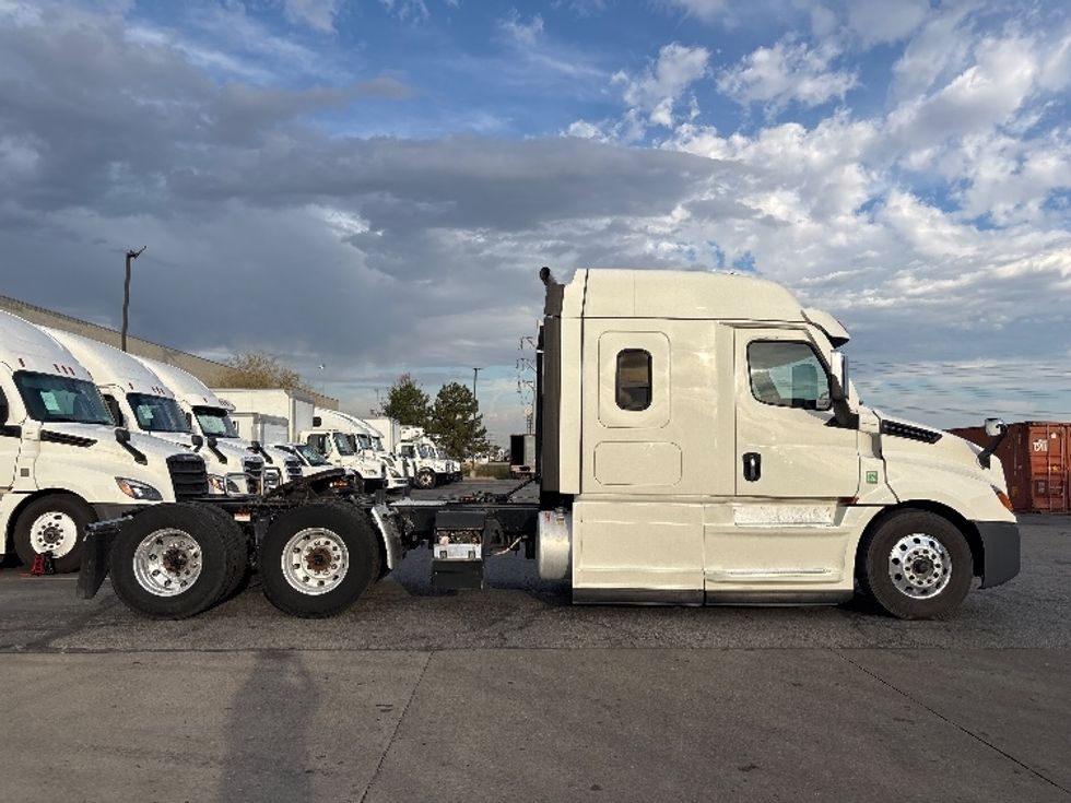 Sleeper Tractor-Heavy Duty Tractors-Freightliner-2021-T12664ST-Salt Lake City-UT-550,703\n\t\tmiles-$ 62,000 - Image 8