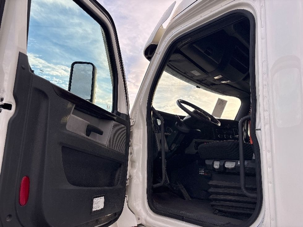 Sleeper Tractor-Heavy Duty Tractors-Freightliner-2021-T12664ST-Salt Lake City-UT-550,703\n\t\tmiles-$ 62,000 - Image 9