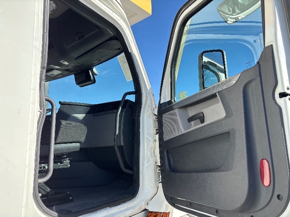 Sleeper Tractor-Heavy Duty Tractors-Freightliner-2021-T12664ST-Salt Lake City-UT-574,000\n\t\tmiles-$ 62,000 - Image 13