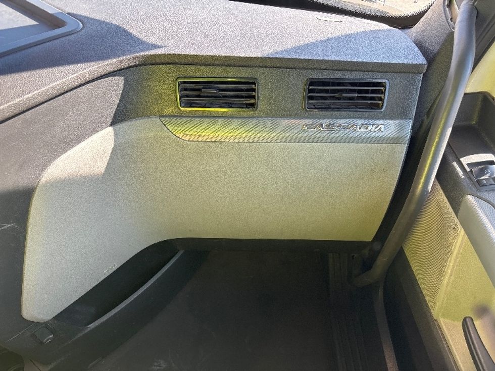 Sleeper Tractor-Heavy Duty Tractors-Freightliner-2021-T12664ST-Salt Lake City-UT-574,000\n\t\tmiles-$ 62,000 - Image 14