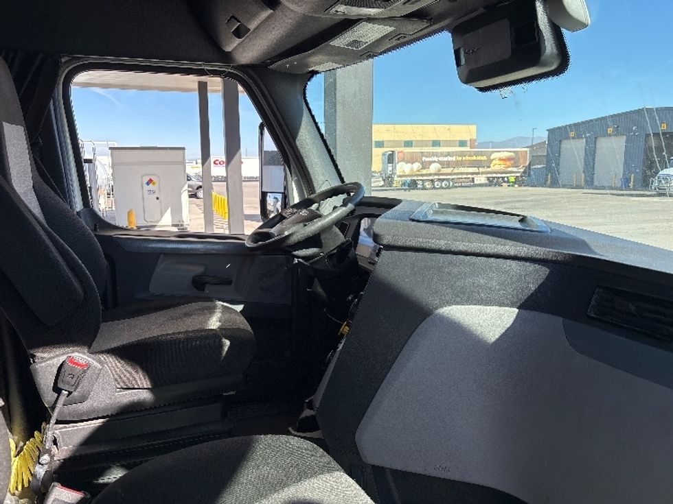 Sleeper Tractor-Heavy Duty Tractors-Freightliner-2021-T12664ST-Salt Lake City-UT-574,000\n\t\tmiles-$ 62,000 - Image 15