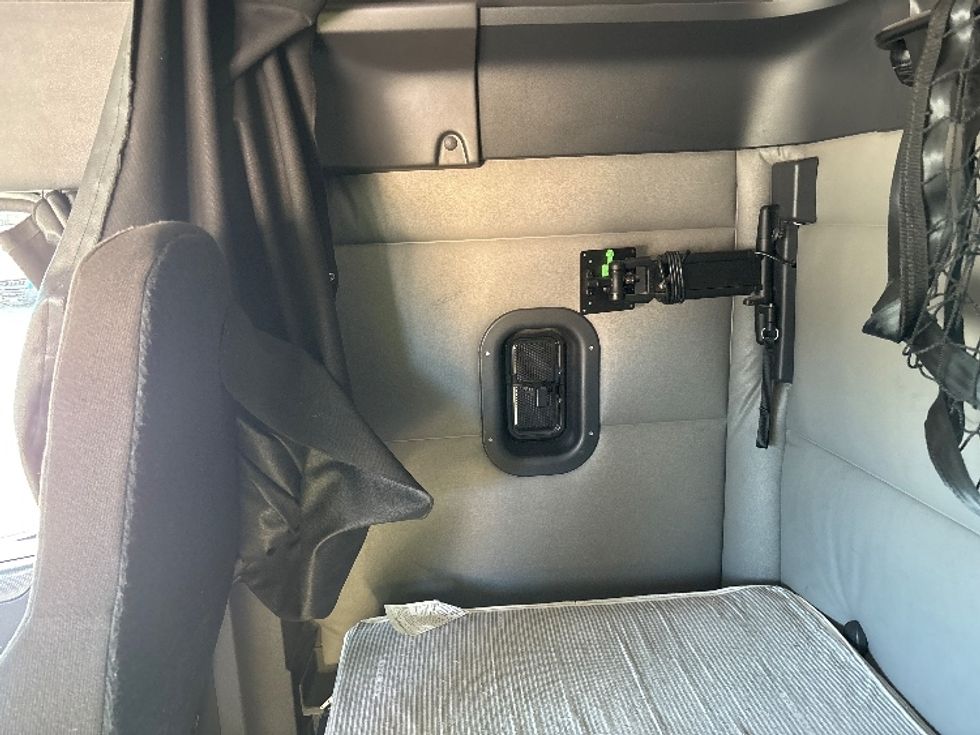 Sleeper Tractor-Heavy Duty Tractors-Freightliner-2021-T12664ST-Salt Lake City-UT-574,000\n\t\tmiles-$ 62,000 - Image 19