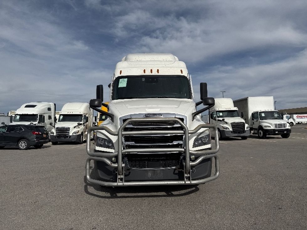 2021 Freightliner Cascadia 126" Sleeper Cab photo 2