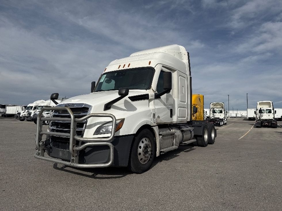 2021 Freightliner Cascadia 126" Sleeper Cab photo 3