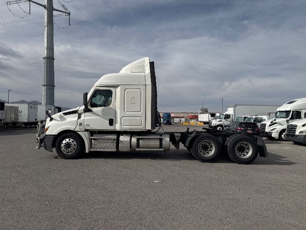 2021 Freightliner Cascadia 126" Sleeper Cab photo 4