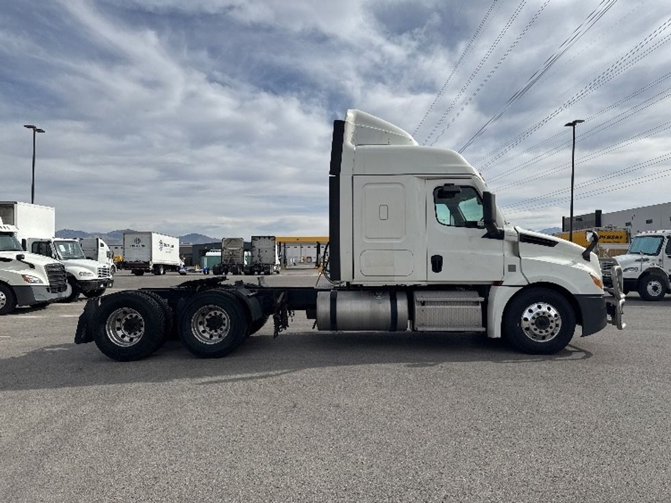 Sleeper Tractor-Heavy Duty Tractors-Freightliner-2021-T12664ST-Salt Lake City-UT-574,000\n\t\tmiles-$ 62,000 - Image 8
